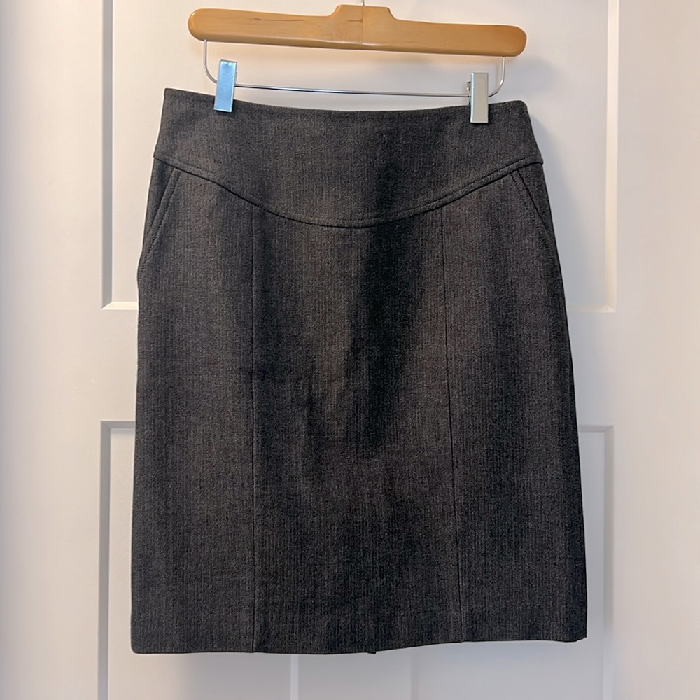 Gray stretch pencil skirt from Banana Republic, size 6 - has pockets!